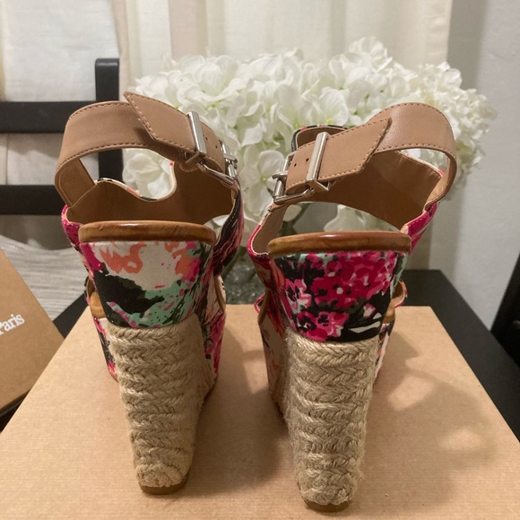Floral wedges - Picture 3 of 3